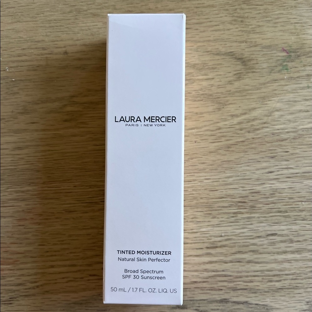 Laura Mercier Tinted Moisturizer Light Revealer Skin Illuminator 1W1 Porcelain - Picture 2 of 8